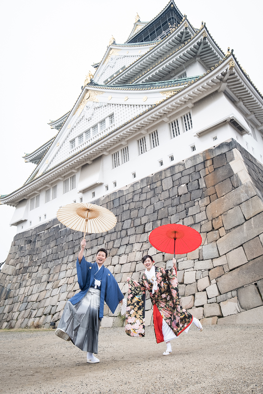 大阪城を背景に撮影